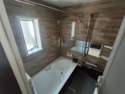 一日の疲れを癒す浴室は、広々1坪以上。ベンチバス仕様で、小さなお子様やお年寄りにも安心。