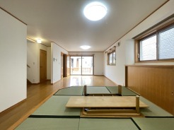 ご家族みんながゆったりくつろげる広々リビング。