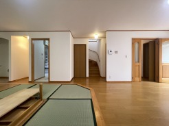 リビングは家具の配置も思いのまま。自由度が高い設計です。