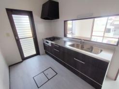 女性は特に気になるキッチン部分。今回、リフォームしました。