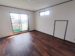 大きめのベッドを置いても、まだゆとりが持てる大きさ。12帖の主寝室。