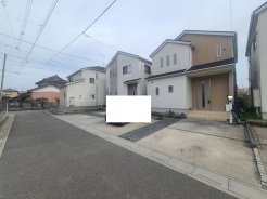 穏やかな街並みに佇む、温かみのある住まい