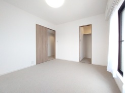 たっぷりの陽光と、心地よい風が舞い込みます。