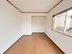 たっぷりの陽光と、心地よい風が舞い込みます。