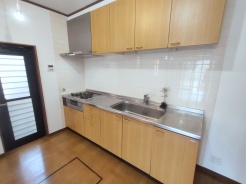 収納たっぷり。調理器具や調味料も出し入れしやすいですね。