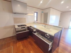 家事動線に配慮されたL字型キッチン。