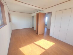 将来的には間仕切りして2部屋に変更可能な洋間。成長に合わせた間取り変更が可能なタイプ。