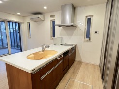 料理をしながらでも、ご家族との会話を楽しめる対面キッチン。