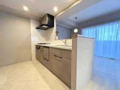 料理をしながらでも、ご家族との会話を楽しめる対面キッチン。