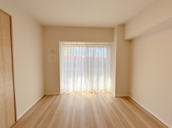 たっぷりの陽光と、心地よい風が舞い込みます。