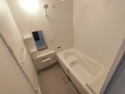 広々1坪タイプのゆったり浴室ユニットは半身浴もゆっくり楽しめるベンチバス仕様。防カビ・抗菌素材なのもうれしい。