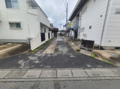 周辺の住環境と調和しながら、静かに日常が流れる落ち着いた路地に面しています。
