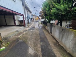 静かな街並みに溶け込む、落ち着いた時間が流れる住環境へのアプローチです。
