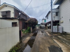 地域の暮らしが静かに息づく、落ち着いた風情が漂う周辺環境です。
