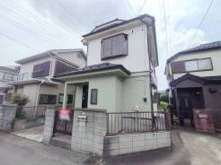 住民の方が主に利用する交通量少なめの道路に面してます。