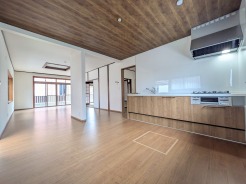 木目の温もりと落ち着いた色調が調和し、日々の暮らしに心地よいゆとりをもたらす広々とした空間です。
