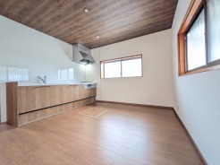 木の質感がもたらす温もりと落ち着きが、日々の暮らしに心地よい調和をもたらしてくれる空間です。