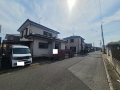 穏やかな空気が流れる住宅街に佇み、日々の暮らしに静かな安らぎをもたらす住まいです。