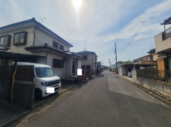 落ち着いた佇まいの住宅が並び、穏やかな時間が流れる住環境が日常に安らぎをもたらします。
