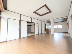 木目の落ち着いた風合いと和の趣が調和する、開放的でゆとりある住空間です。