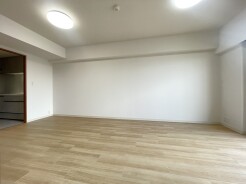 木の温もりを感じる床材が、温かい雰囲気を醸し出す広々とした空間。真っ白な壁が、描きたい暮らしのイメージを広げ、心にゆとりをもたらしてくれるでしょう。
