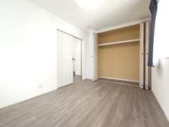 今からここを誰のお部屋にしようか、そんな洋室。大きさは6.3帖です。