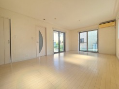 余計な装飾を削ぎ落としたシンプルな空間が、日々の暮らしに心地よいゆとりと開放感をもたらしてくれます。