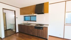 手を伸ばせばそこに収納が。安定した使用感の吊戸棚つきのキッチン空間。