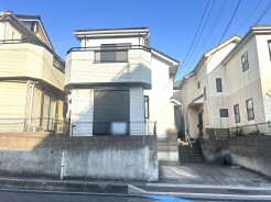 最寄り駅まで徒歩9分の近さ。 忙しい朝が助かる立地、 暮らしにゆとりが生まれます。