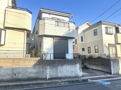 小屋裏収納付きで、収納スペースが充実している中古戸建です。