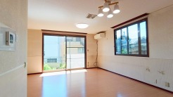 日当たりのいいリビングは心地よく、落ち着いて暮らせます。