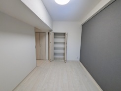 ベースカラーと異なった配色の壁紙を使用。ちょっとお部屋の雰囲気が変わります。
