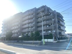 落ち着いた色味と整ったフォルムが街並みに美しく調和しています。