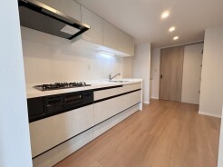手を伸ばせばそこに収納が。安定した使用感の吊戸棚つきのキッチン空間。キッチンの性能が上がれば、いつものお料理も楽しくなりますね。