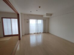 LDK+隣接和室、開放すれば広々空間に。おもてなしスペースにもどうぞ。