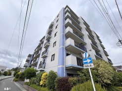 最寄り駅まで徒歩3分の近さ。 忙しい朝が助かる立地、 暮らしにゆとりが生まれます。