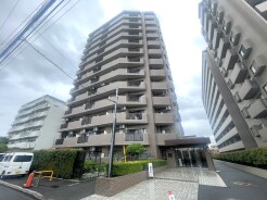 落ち着いた色味と整ったフォルムが街並みに美しく調和しています。