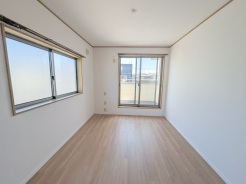 バルコニーからはたっぷりと太陽の光が舞い込みます。