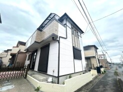 南側のスペースは、駐車場お庭スペースをとっており、日が入りやすい建物です。