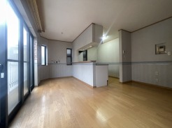 家族団らんの時間も増えそうな、くつろぎのLDK。
令和8年8月リフォーム完成予定。