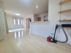 日々の暮らしに自然と馴染む、すっきりと開放的で心落ち着く住空間です。