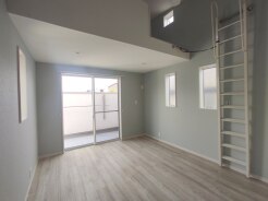 太陽の恵みを感じる、温もりと明るさにあふれたお部屋。