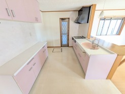 柔らかな色彩が空間に優しさを添え、毎日の暮らしに穏やかな心地よさをもたらしてくれます。
