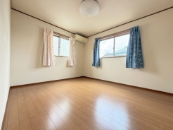 たっぷりの陽光と、心地よい風が舞い込みます。