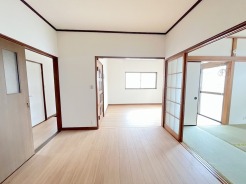 各部屋が緩やかに繋がり、自然と開放感が広がる落ち着いた空間です。