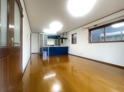 深みのある色合いが空間に落ち着きをもたらし、ゆとりある広がりを感じさせる洗練された室内です