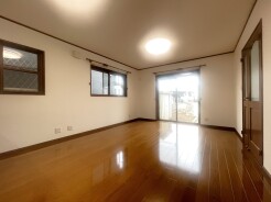 日々の暮らしに心地よい調和をもたらす、落ち着いた佇まい。無駄のないシンプルな空間は、思い思いの過ごし方に寄り添い、時間の流れを穏やかに感じさせてくれるような、親しみやすく心安らぐ住まいです