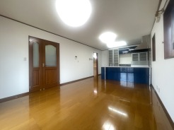 深みのある色合いと木目の質感が調和し、落ち着きを感じさせる空間です。カウンターキッチンが家族とのコミュニケーションを自然に促し、ゆったりとした時間を過ごす暮らしの拠点として馴染んでいくことでしょう