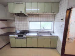 収納たっぷり。調理器具や調味料も出し入れしやすいですね。