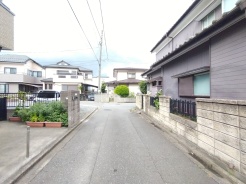 幅員こそやや狭くても、その分交通量が少なくて安心。